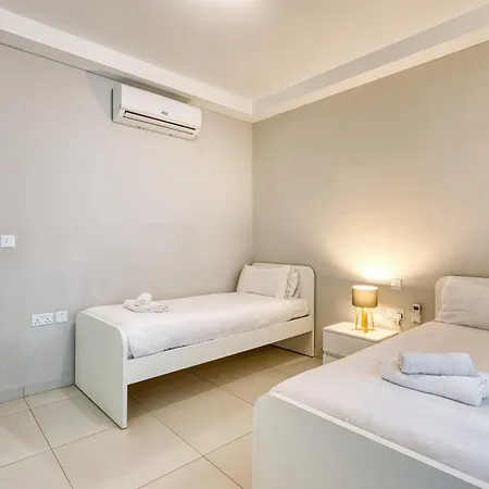 Unique Two Bedroom Apt With Huge Outdoor Area And Close To Entertainment Is-Swieqi Exterior photo