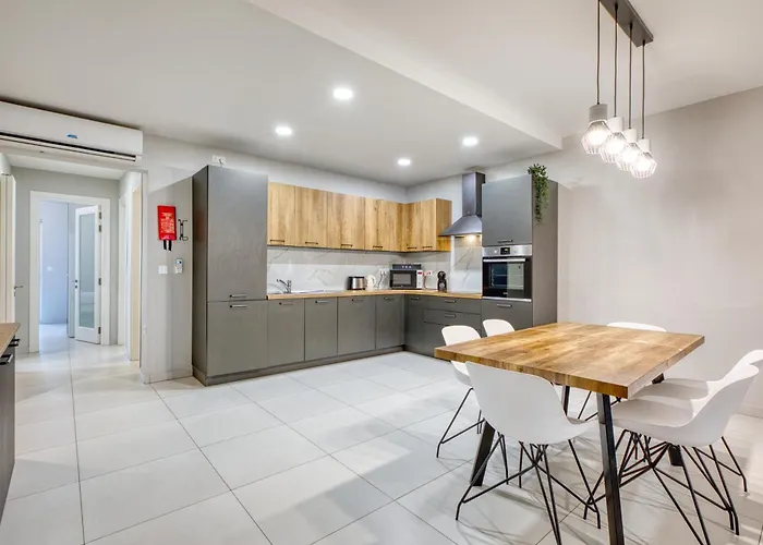 Unique Two Bedroom Apt With Huge Outdoor Area And Close To Entertainment