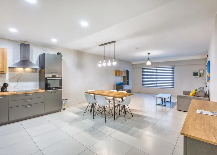 Unique Two Bedroom Apt With Huge Outdoor Area And Close To Entertainment