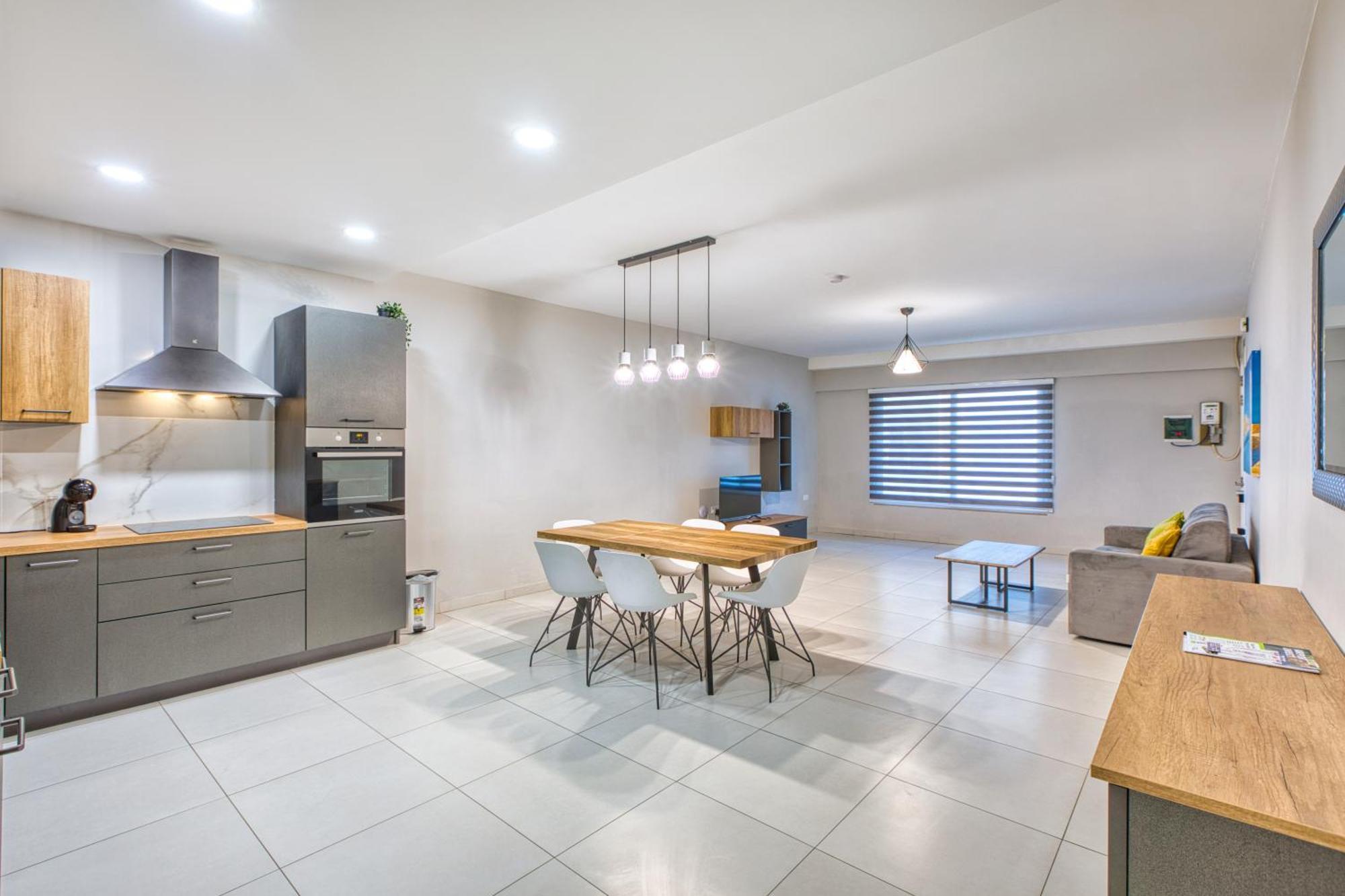 Unique Two Bedroom With Huge Outdoor Area And Close To Entertainment