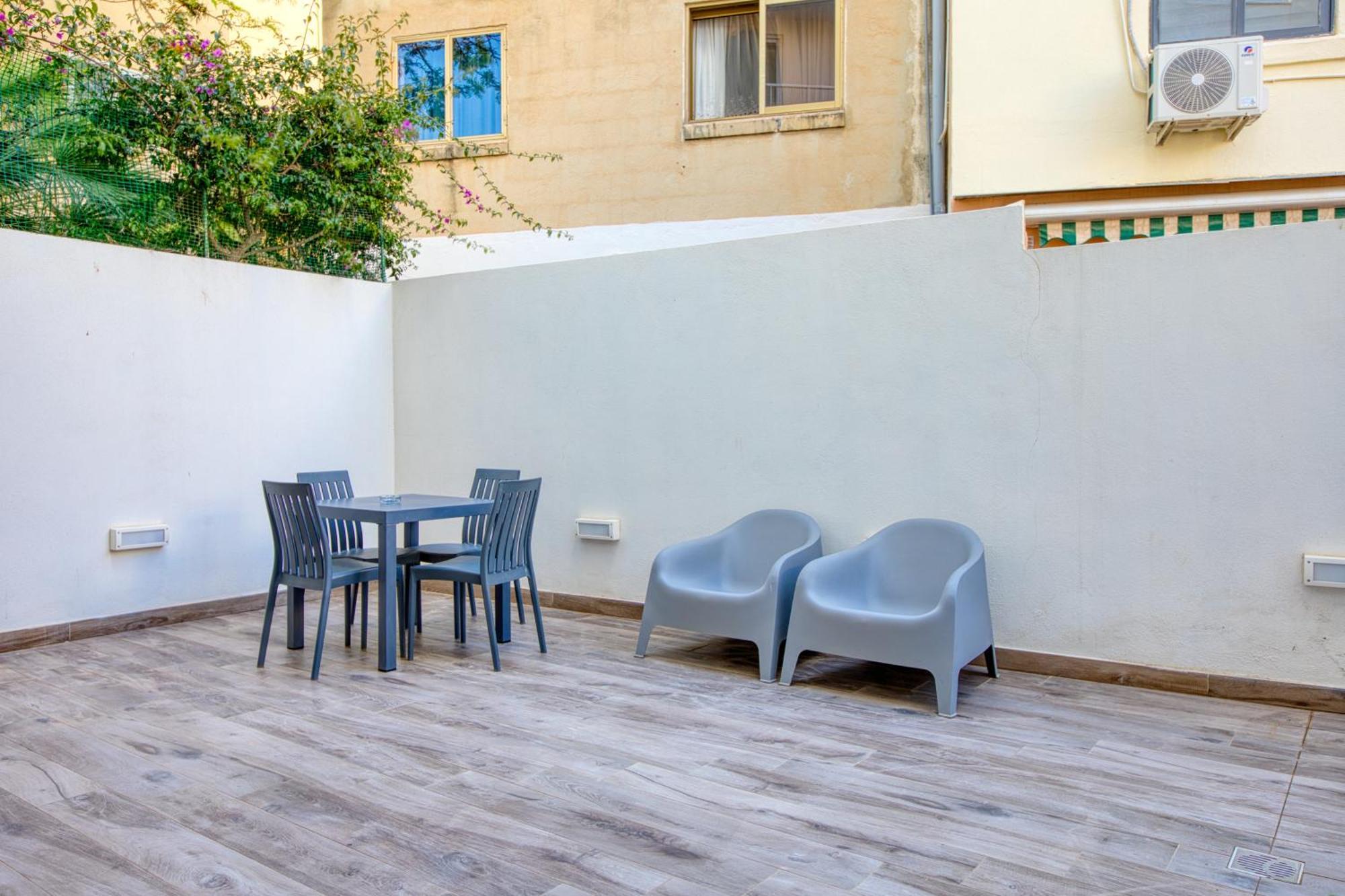 Unique Two Bedroom With Huge Outdoor Area And Close To Entertainment Apartament