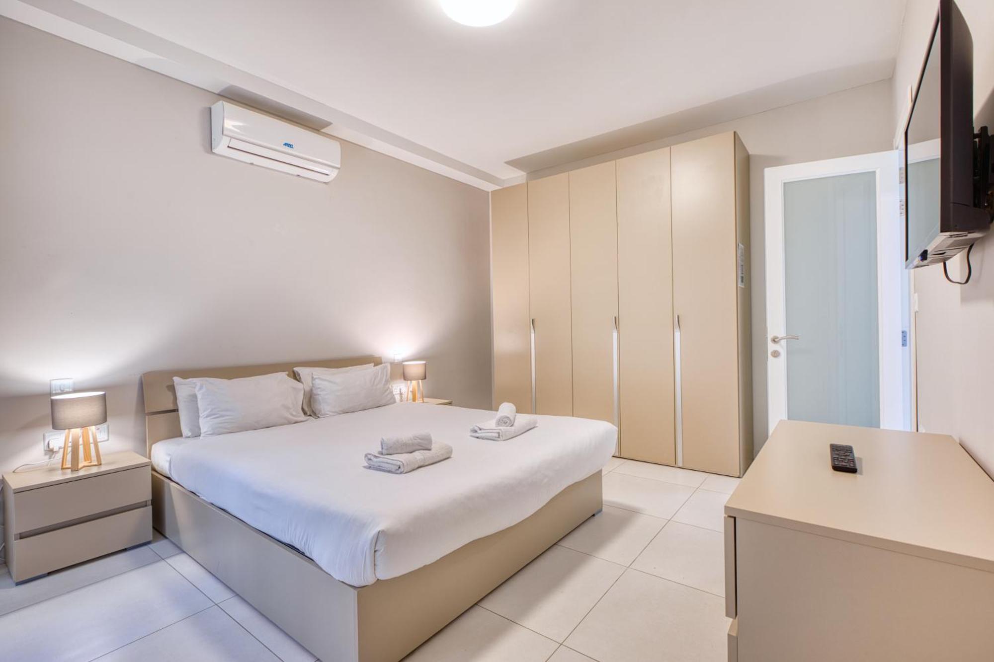 Unique Two Bedroom With Huge Outdoor Area And Close To Entertainment Is-Swieqi