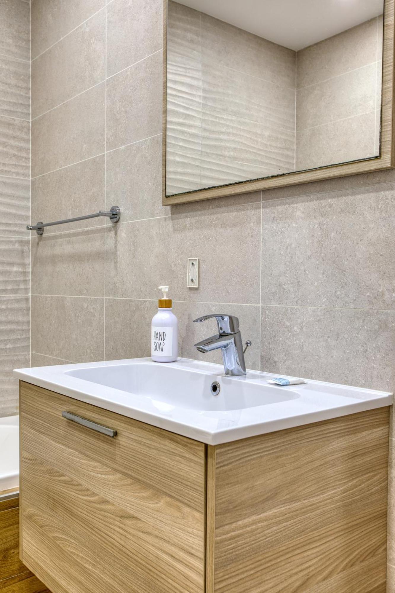 Apartament Unique Two Bedroom With Huge Outdoor Area And Close To Entertainment *