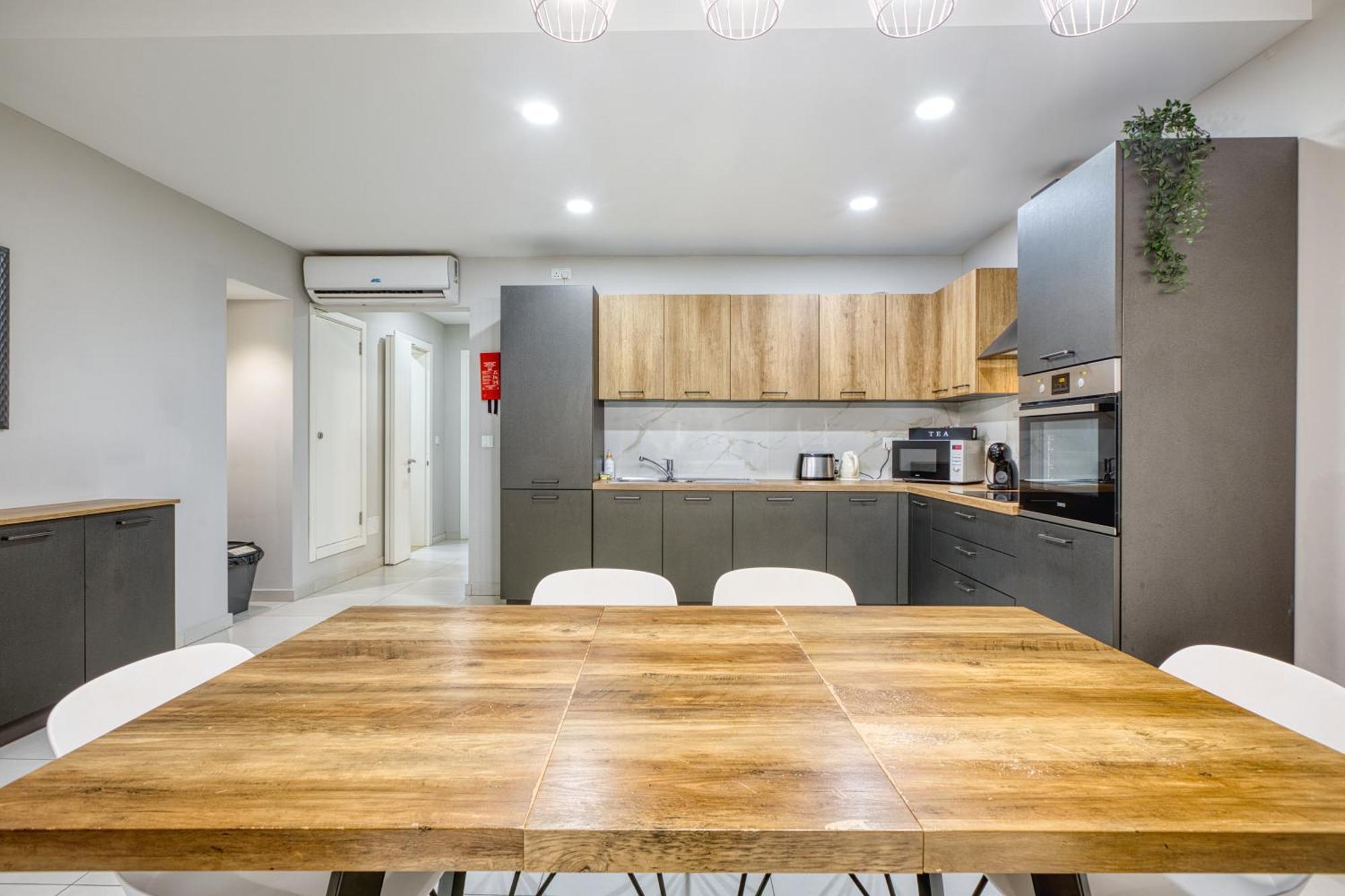 Unique Two Bedroom With Huge Outdoor Area And Close To Entertainment Apartament *